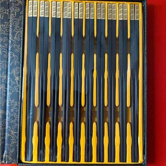 Set of 10 Elegant Black and Gold Wooden Chopsticks - High Quality - Picture 3 of 9